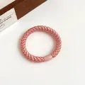 Élastique à cheveux tressé rose poudré avec une boucle décorative en perle brillante - Rose