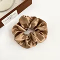 Elegante elastico per capelli in raso bronzo con trama setosa e design a pieghe - Marrone chiaro
