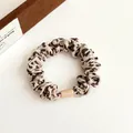 Elastischer Haargummi mit Leopardenmuster, beige Dekoperle und weichem Faltenstoff - Beige-Kaffee Leopard
