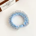 Elastico per capelli celeste con bordi argentati ondulati e perla decorativa chic - Blu