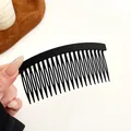 Peigne à cheveux noir mat à dents fines pour fixer les mèches de style minimaliste - Noir