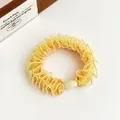 Scrunchie in pizzo giallo pallido con bordi dorati ed elegante dettaglio di perle - Giallo