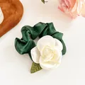Chouchou élégant en organza vert foncé avec grande fleur de camélia blanche et feuille - Vert Foncé
