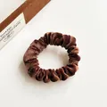 Donkerbruine corduroy scrunchie met zachte ribtextuur en elastische haarband - Bruin