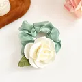 Chouchou en satin vert menthe avec une grande rose blanche 3D et une feuille verte - Vert