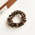 Donkerbruine corduroy scrunchie met hoge elasticiteit voor elegante paardenstaarten - Bruin