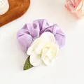 Chouchou élégant en satin violet avec grande fleur de camélia blanche et feuille - Violet
