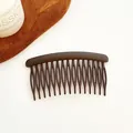 Dunkelbrauner matter Haarkamm mit hohlen Zinken für sicheres Haarstyling - Braun