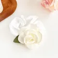 Chouchou camélia blanc crème élégant avec texture satinée et détail de feuille verte - Blanc