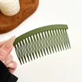 Peigne à cheveux vert herbe mat avec design incurvé et dents denses pour le coiffage - Vert Militaire