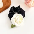 Chouchou élégant en soie noire avec fleur de camélia blanche et détail de feuille - Noir