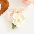 Chouchou élégant fleur de camélia blanc avec feuilles vertes sur tissu satiné rose - Blanc Cassé