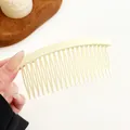 Peigne à cheveux beige crème mat en résine lisse pour une coiffure élégante - Blanc Cassé