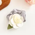Chouchou élégant avec fleur de camélia crème en satin gris et petit détail de feuille - Gris