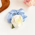 Chouchou en satin bleu avec camélia blanc en 3D et un petit accent de feuille verte - Bleu