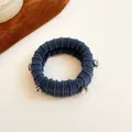 Chouchou bleu foncé élastique avec strass brillants et texture à rayures verticales - Bleu marine