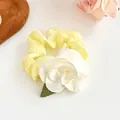 Chouchou élégant en soie jaune pâle avec une fleur de camélia 3D et une feuille - Jaune