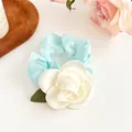 Chouchou élégant en satin bleu clair avec fleur de camélia blanche et feuille verte - Vert clair