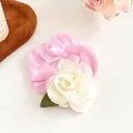 Chouchou en satin rose avec décoration de fleur de camélia blanche et feuille verte - Rose