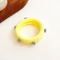 Chouchou élastique en tissu jaune orné de six strass brillants montés sur argent - Jaune