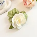 Chouchou élégant camélia blanc avec feuilles vertes et tissu organza vert clair - Vert matcha