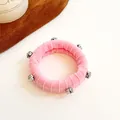 Chouchou élastique rose avec strass brillants sur un fond blanc épuré de qualité - Rose Clair