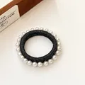 Glitzerndes schwarzes Haargummi mit weißen Perlen und goldenem Glitzer-Effekt - Schwarz