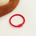 Élastique à cheveux rouge à texture côtelée avec un fermoir en plastique assorti - Rouge