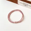 Élastique à cheveux rose poudré avec attache côtelée sur un fond blanc épuré - Rose