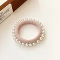 Chouchou élastique vieux rose élégant avec perles blanches pour queue-de-cheval - Rose