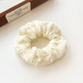 Chouchou beige français en tissu texturé pour des coiffures élégantes - Blanc Cassé