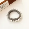 Élastique à cheveux élégant gris argenté avec perles blanches pour queue de cheval - Gris