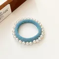 Chouchou bleu élastique avec perles blanches et texture pailletée argentée brillante - Bleu