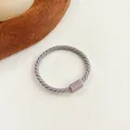 Élastique à cheveux gris torsadé avec une attache cylindrique en résine lavande - Gris