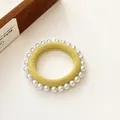 Chouchou élastique jaune avec perles blanches et texture en fibres métalliques - Jaune