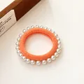 Élastique à cheveux orange durable avec perles blanches sur fond beige minimaliste - Orange