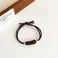 Donkerbruine gevlochten haarelastiek met gouden kralen in minimalistische stijl - Donkerbruin