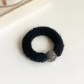 Schwarzes gestricktes Haargummi mit glitzernder grauer Strassperle dekoriert - Schwarz