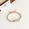 Élastique à cheveux tressé beige avec perles dorées pour queue de cheval minimaliste - Beige