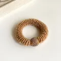 Eleganter beige Strick-Haargummi mit goldener, strassbesetzter Perle - Ingwergelb