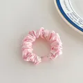 Coletero de tela rosa con textura plisada suave y cierre de clip semitransparente - Rosa
