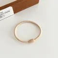Minimalistische beige haarelastiek met een gladde bijpassende kraal van kunsthars - Beige
