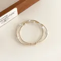 Elastische champagne goudkleurige haarelastiekjes met witte parels in lagenstijl - Beige