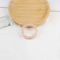 Détail de l'élastique spirale rose avec motif floral sur fond de style de vie doux - Rose