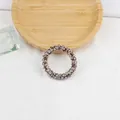 Détail macro d'un élastique spirale à motif floral vintage sur résine brune transparente - café
