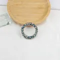 Détail de l'élastique spirale bleu marine avec petits motifs de marguerites florales - Bleu marine