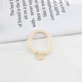 Minimalistisches beige gewebtes Scrunchie mit quadratischem Smiley-Tag auf weißem Grund - Gebrochenes Weiß