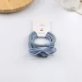 Detaillierte Ansicht des blauen Haargummi-Sets mit Schleife auf minimalistischem Hintergrund - Blau-Serie