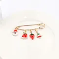 Détail d'une broche de Noël dorée avec des breloques festives en émail coloré - Design No.6