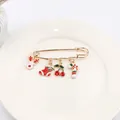Détail de broche de Noël avec pendentifs renne, chaussette et sucre d'orge dorés - Design No.7